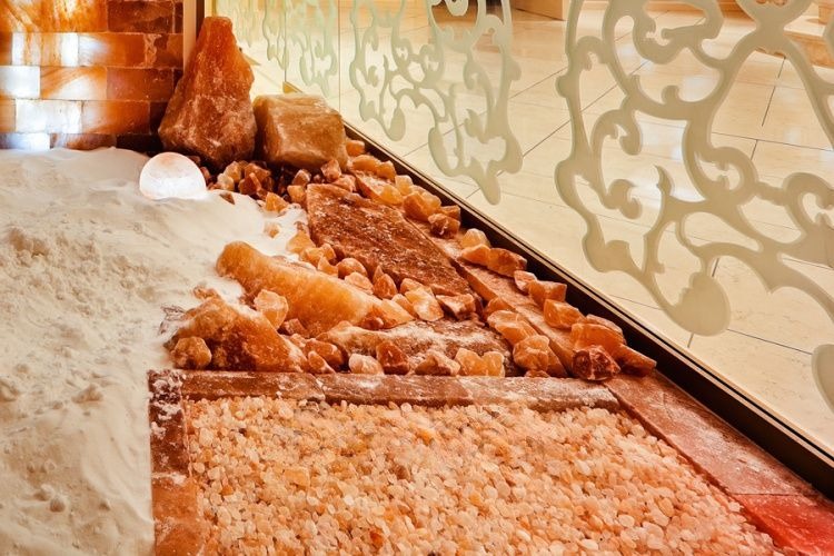 Соляная комната со стеклянной стеной