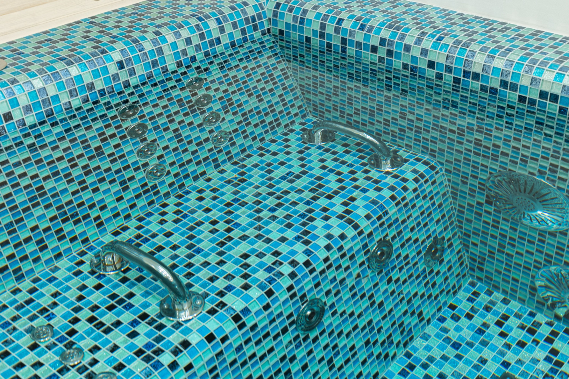 Частный бассейн в КП «Сады Майендорф» — Нептун