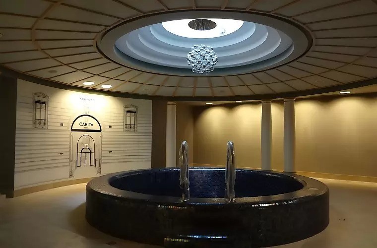 Круглый бассейн в «Гранд Отеле Европа» 5* — LimpidPools