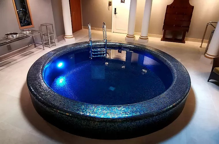 Круглый бассейн в «Гранд Отеле Европа» 5* — LimpidPools