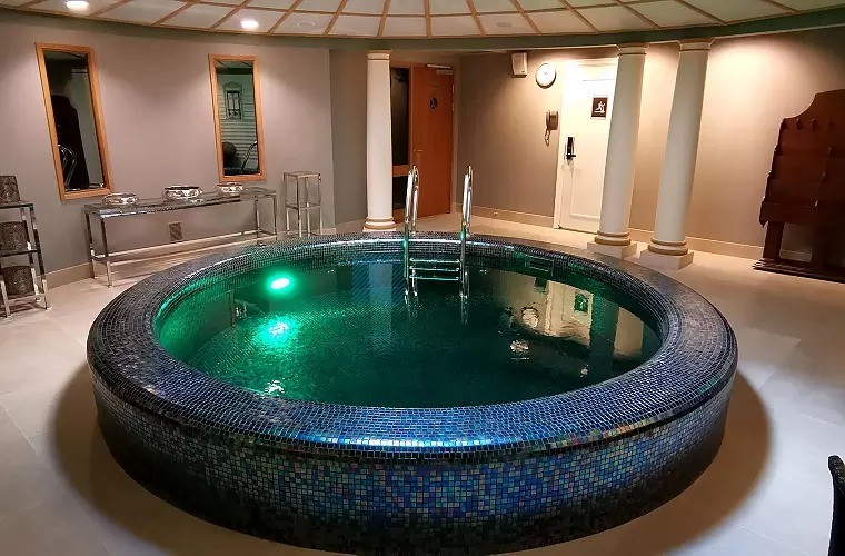 Круглый бассейн в «Гранд Отеле Европа» 5*