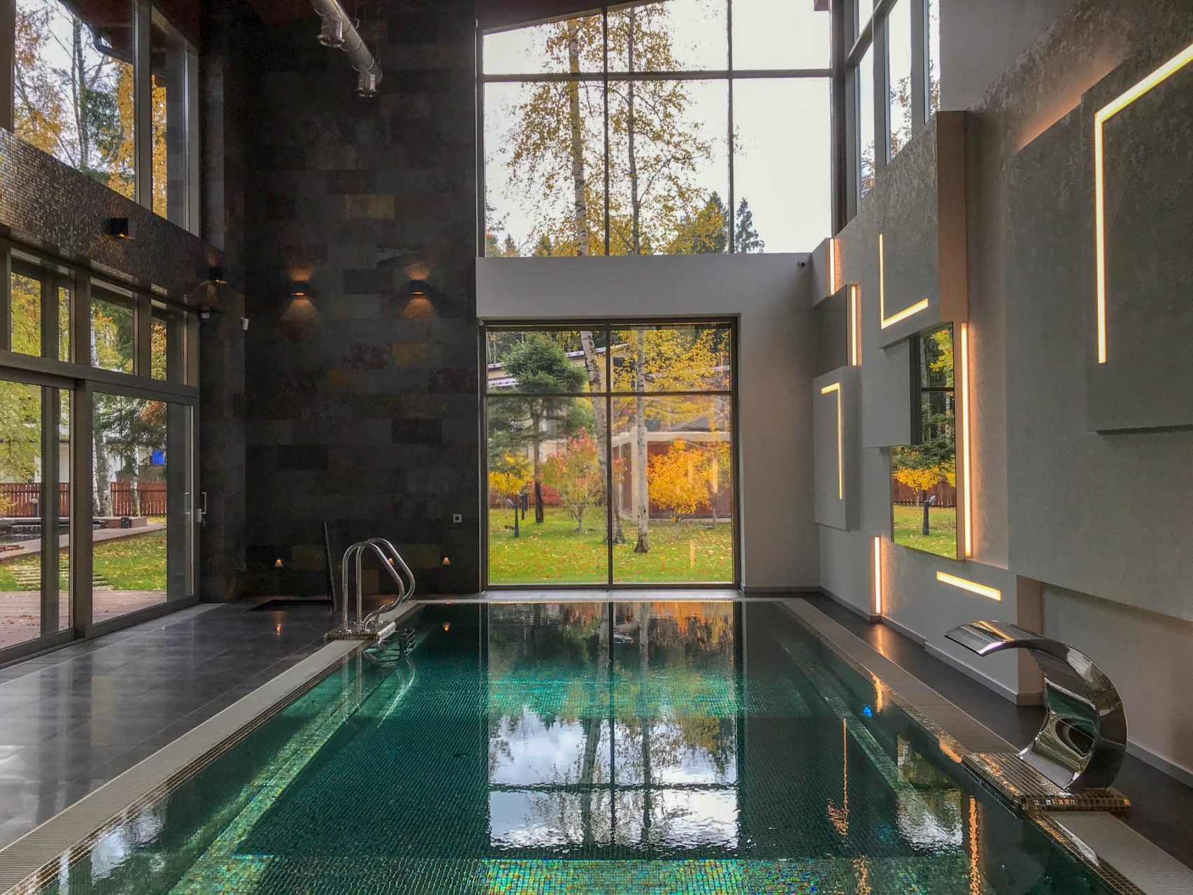 Бассейн в загородном доме — AllPools