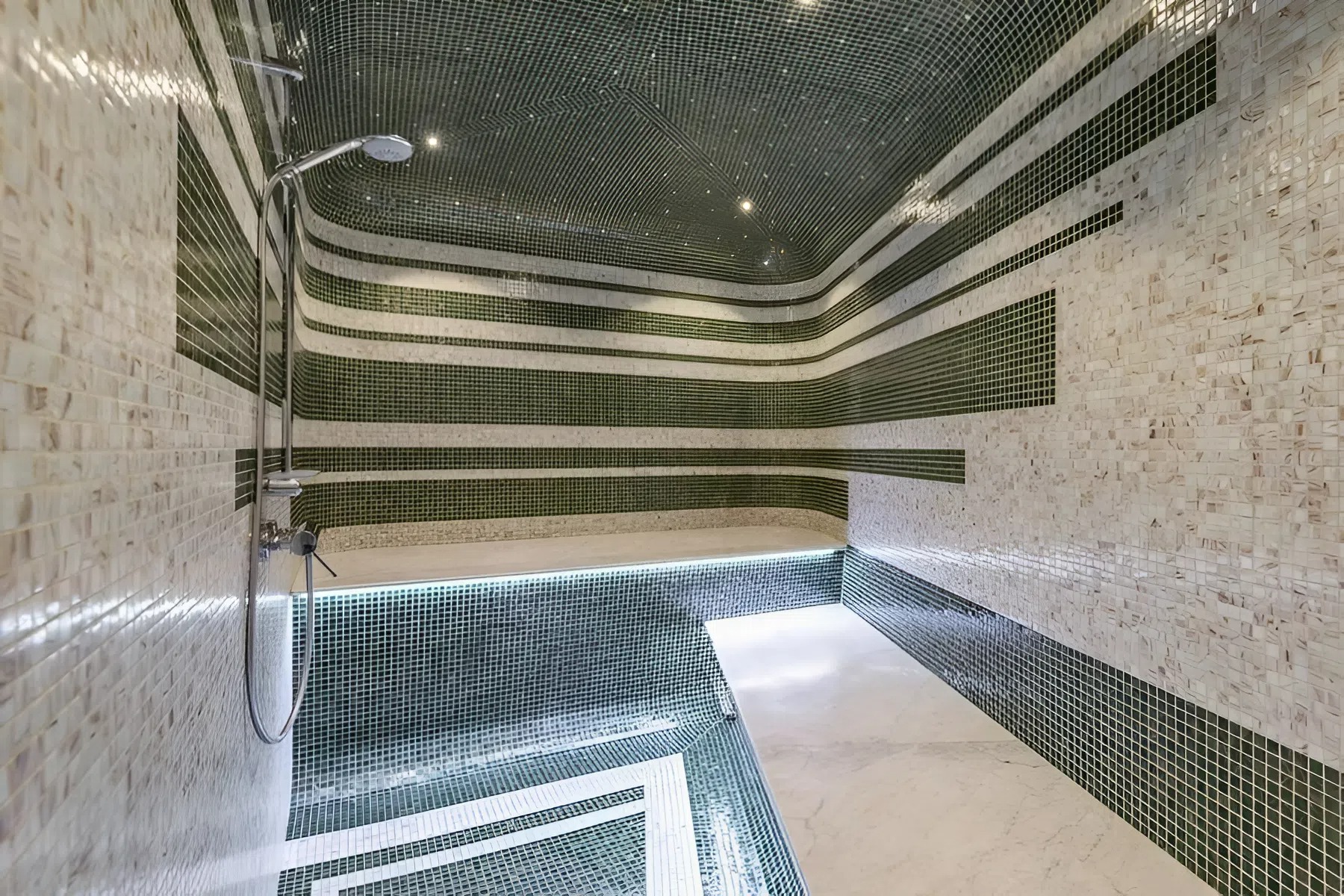 Футуристский хаммам — Баньковъ